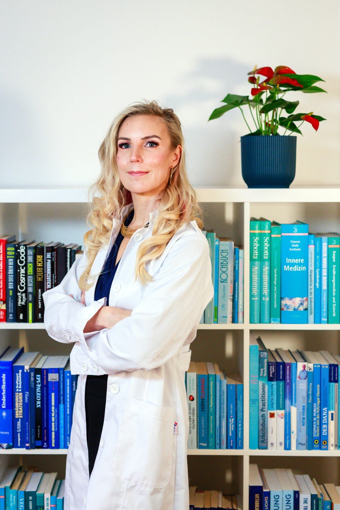 Dr. Simone Koch vor Bücherregal