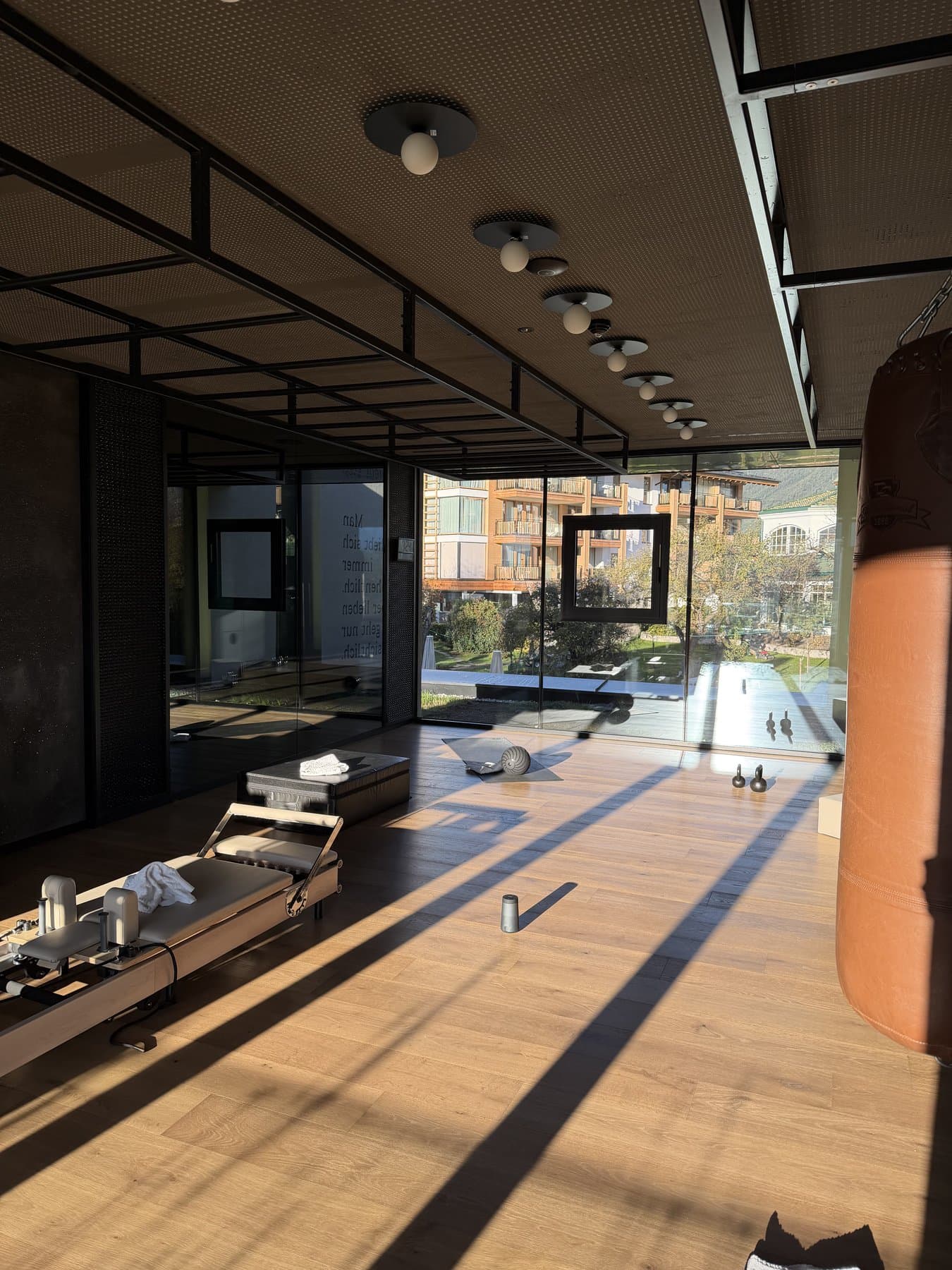 Trainingsraum mit Pilates-Reformer und Bergblick